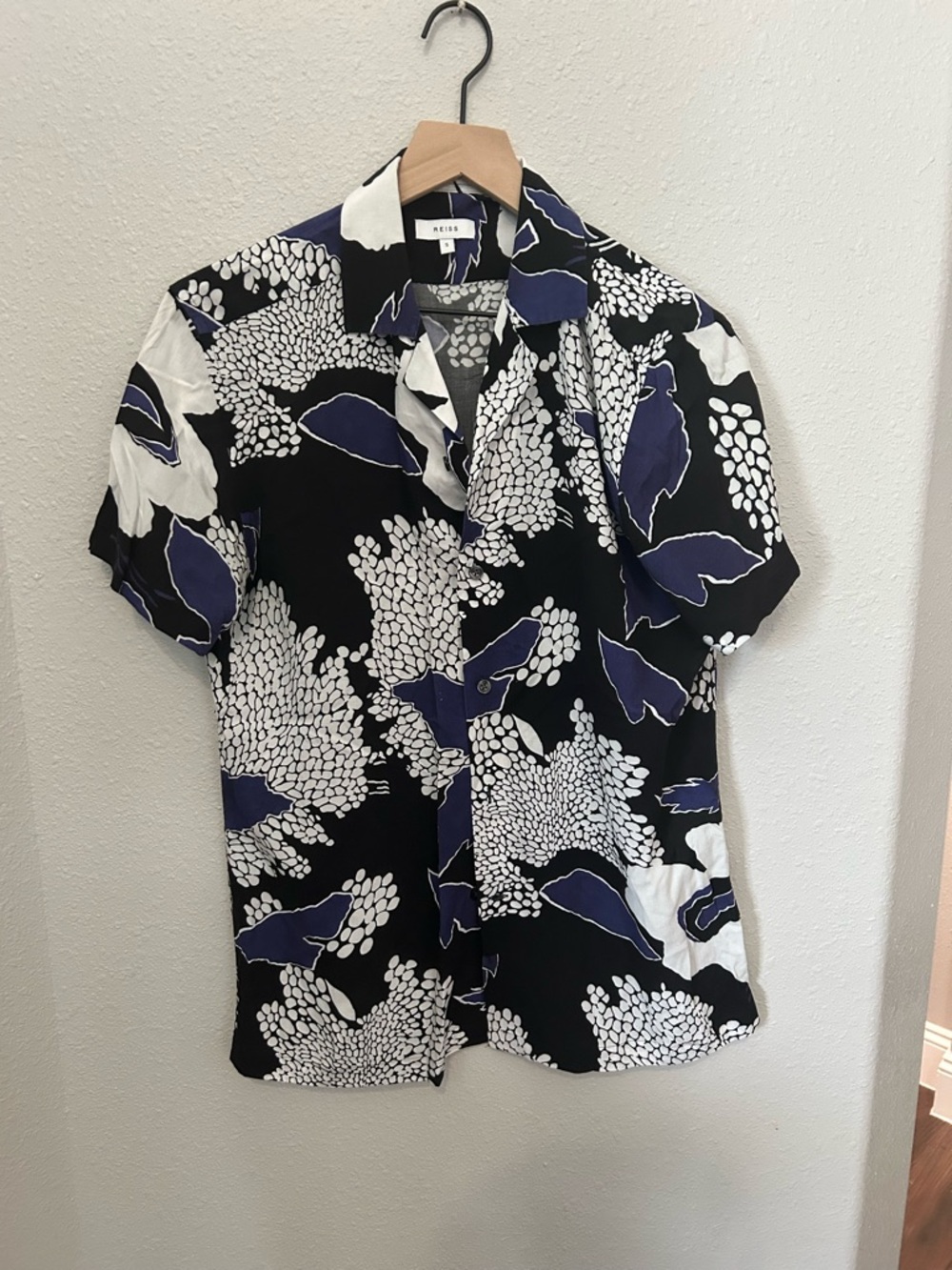 Reiss Black White and Blue Short Sleeve Floral Button-Down Shirt